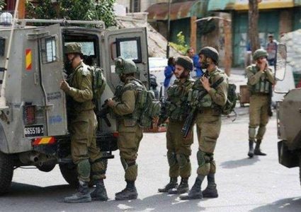 الاحتلال يغلق طريقاً وسط الخليل لتمكين المستوطنين من عبوره