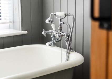 منظمة خيرية تنقذ مسنة حُبِست 8 أيام في حمام منزلها