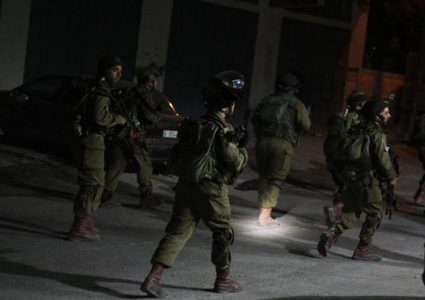 قوات الاحتلال تداهم عدة منازل جنوب جنين