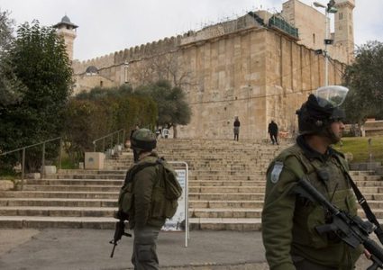 الاحتلال يغلق الحرم الإبراهيمي بحجة تأمين احتفالات المستوطنين