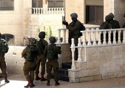 قوات الاحتلال تشن حملة مداهمات واقتحامات