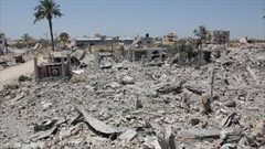 أصحاب المنازل المتضررة من حرب عام ٢٠١٤ يعتصمون أمام الأونروا