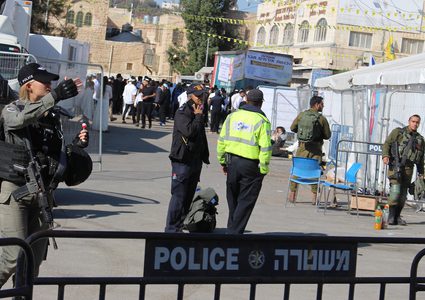 مستوطنون يقتحمون مدينة الخليل بحماية قوات الاحتلال الاسرائيلي