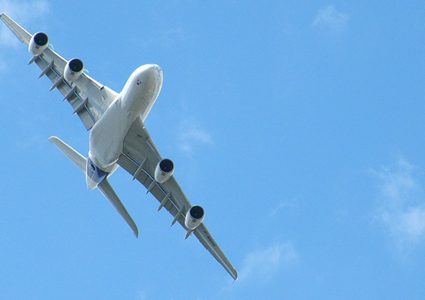 اشتعال طائرة في الهواء  وعلى متنها 300 راكب