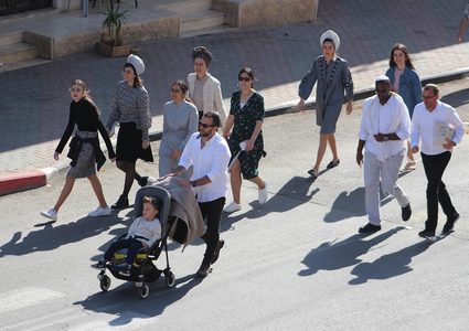 مستوطنون يقتحمون مدينة الخليل بحماية قوات الاحتلال الاسرائيلي