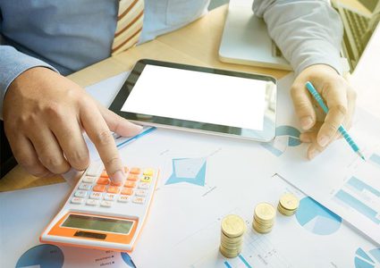 كيف يقتصد أبرز أثرياء العالم في إنفاق ثرواتهم ؟