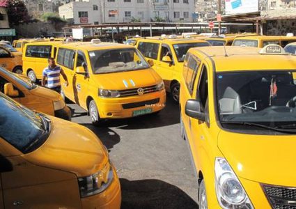 وقفة احتجاجية لسائقي المركبات العمومية لمقتل زميلهم محمد الريزي