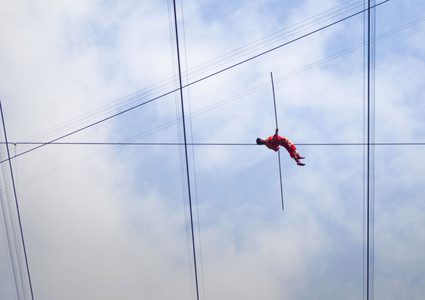 رجل يسير على حبل بارتفاع 50 طابقا
