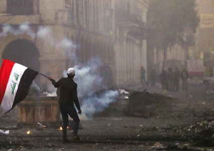 13 قتيلا وإغلاق جسور وطرقات في العراق