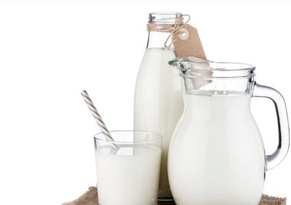 اختر تناول حليب كامل أو خالي الدسم لهذه الأسباب