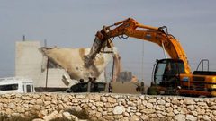 قوات الاحتلال تهدم مقهى غرب بيت لحم