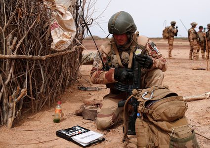 مقتل 13 جنديا فرنسيا في حادث تصادم بين مروحيتين في مالي