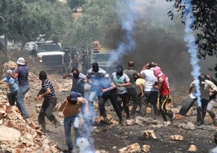 عشرات الإصابات بالاختناق في مواجهات غرب طولكرم