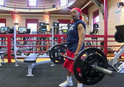 أمريكا.. عجوز تصرع متطفلا بفضل "كمال الأجسام"