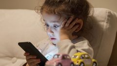 دراسة تكشف أن الأمهات سبب إدمان الأطفال على الهواتف الذكية