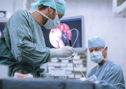 الهند.. استئصال كلية تعادل بوزنها كرة البولينغ من جسد مريض