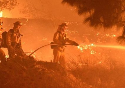 600 رجل اطفاء يحاولون اخماد حريق في كاليفورنيا