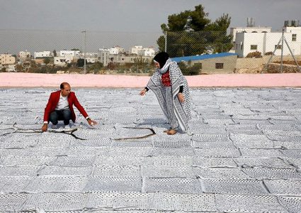 الإعلان عن عرض لأكبر كوفية فلسطينية في جنوب الخليل