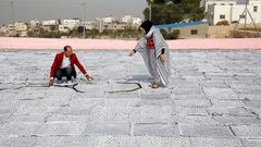 الإعلان عن عرض لأكبر كوفية فلسطينية في جنوب الخليل