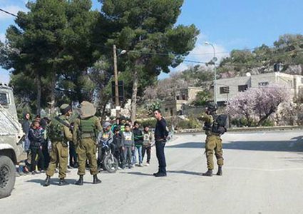 الاحتلال يحتحز طلبة مدرسة اللبن الشرقية