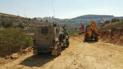 الاحتلال يوقف العمل بشق طرق زراعية غرب الخليل