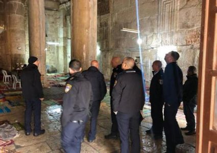 مستوطنون بحماية شرطة الاحتلال يقتحمون الأقصى ومصلى باب الرحمة