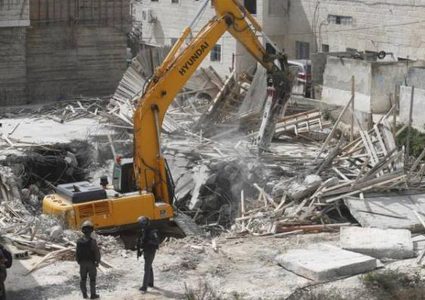 قوات الاحتلال تهدم أربعة منازل أسرى في الخليل