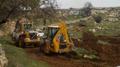 الاحتلال يجرف عشرات الدونمات بقرية حوسان