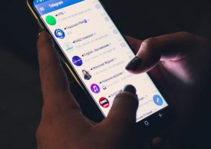 إدمان الهاتف كاد أن يقتل هذا الرجل تحت عجلات القطار