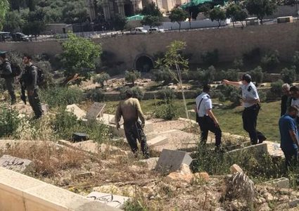 مستوطنون يدنسون مقبرة باب الرحمة