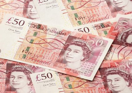 شاب يفوز ب 105 ملايين جنيه إسترليني ويخصص بعضها لقريته