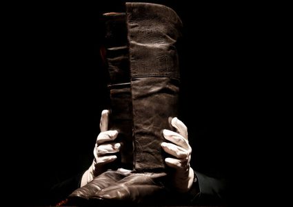 100 ألف دولار ثمن لحذاء قائد تاريخي