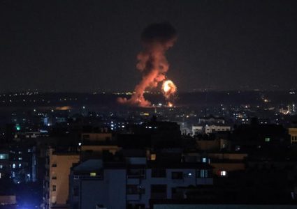 الاحتلال يقصف موقعاً شمال قطاع غزة