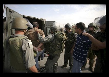 الاحتلال يعتقل مواطنين على حاجز عسكري