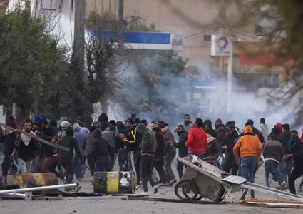 تونسي يضرم النار بنفسه وبدء الاحتجاجات في تونس