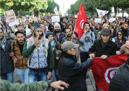 احتجاجات في تونس عقب اشعال شاب النار بنفسه