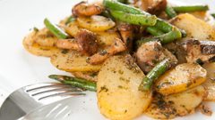 بطاطس محمرة مع الفاصوليا الخضراء والأعشاب