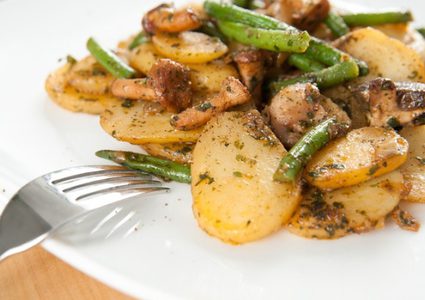 بطاطس محمرة مع الفاصوليا الخضراء والأعشاب