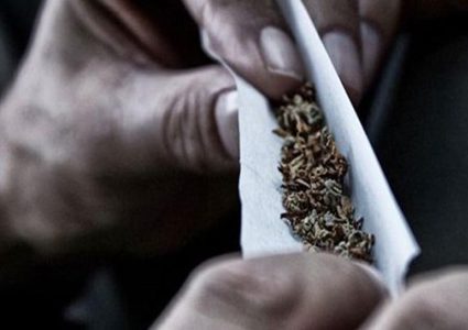 دراسة: تدخين الرجال للحشيش يزيد فرص إصابتهم بالسرطان