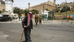 الاحتلال يهدد بإغلاق محلات تجارية قرب الحرم الإبراهيمي