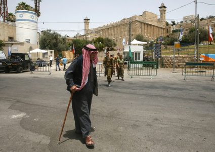 الاحتلال يهدد بإغلاق محلات تجارية قرب الحرم الإبراهيمي