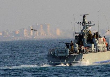 بحرية الاحتلال تهاجم الصيادين قبالة بحر غزة