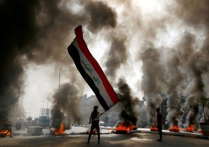 محتجون يغلقون طرقا وجسورا في محافظة ذي قار العراقية