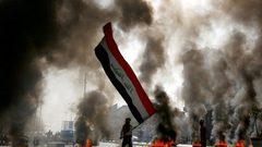 محتجون يغلقون طرقا وجسورا في محافظة ذي قار العراقية