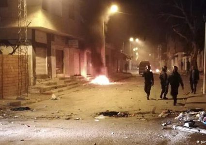تجدد المواجهات بين الشرطة ومحتجين في بلدة بجنوب تونس