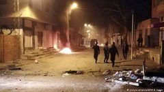 تجدد المواجهات بين الشرطة ومحتجين في بلدة بجنوب تونس