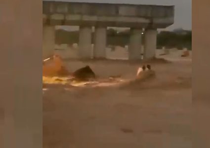 السيول تجرف 3سعوديين وباكستاني قي القنفذة