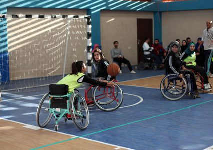 سيدات من ذووي الاحتياجات الخاصة يشاركن في مباراة لكرة السلة