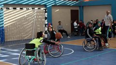 نساء فلسطينيات من ذووي الاحتياجات الخاصة يشاركن في مباراة لكرة السلة على كرسي متحرك ، في مدينة غزة.