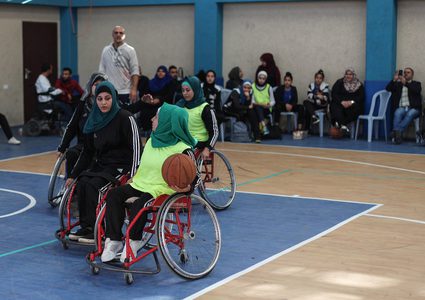 نساء فلسطينيات من ذووي الاحتياجات الخاصة يشاركن في مباراة لكرة السلة على كرسي متحرك ، في مدينة غزة.